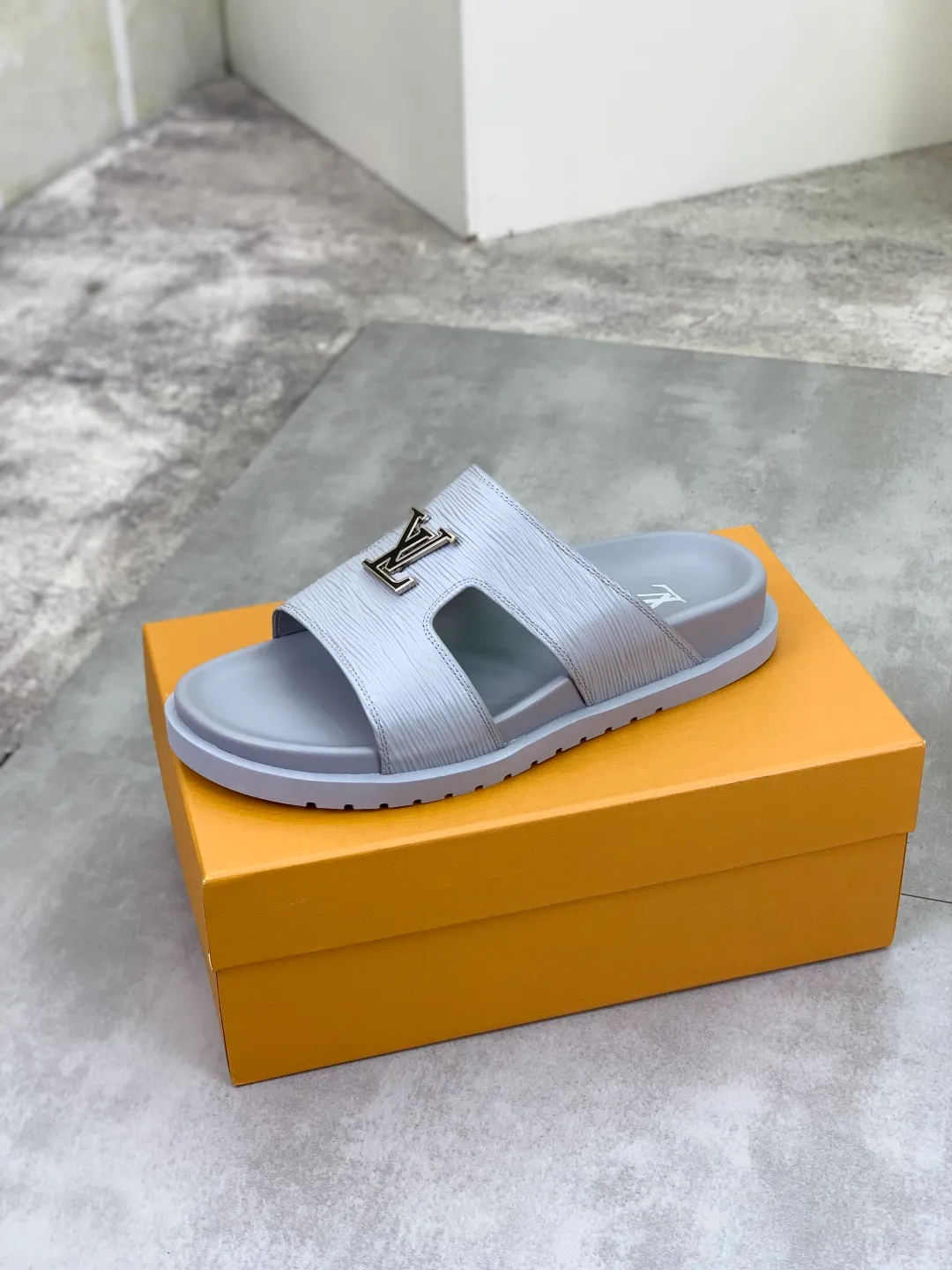 Men's shoes 💰P300💰【New style】🆘 Original quality 【LOUIS VUITTON】The popular Louis Vuitton LV men's slippers on the official website are on sale simultaneously! Original fabric imported from Italy, original factory special supply, code number: 38-44 (45 customized), many colors available